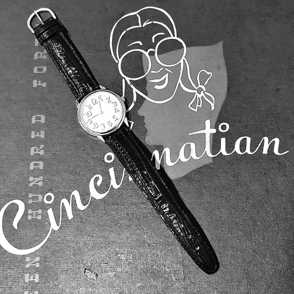 Vintage (1992) Guess Watch - Picture 5 of 13